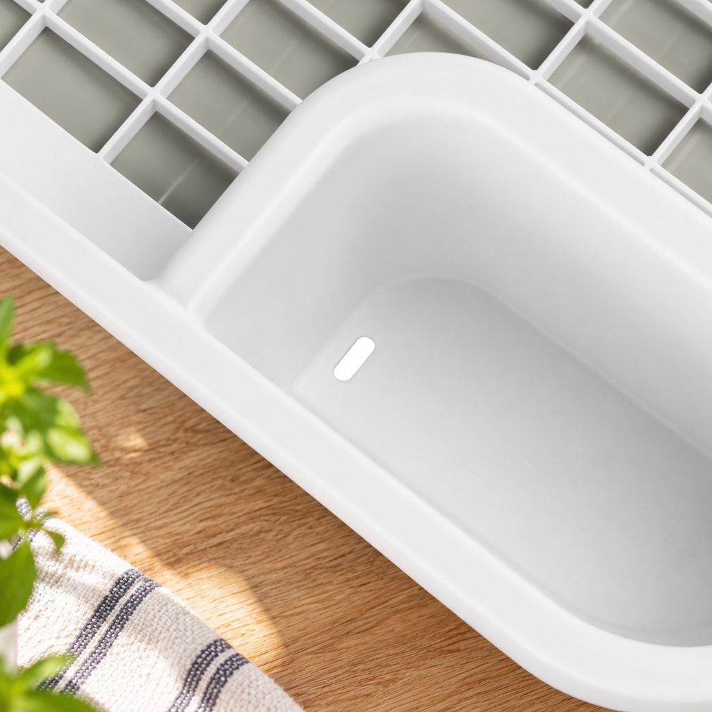 Self-Draining Dish Rack with Retractable Spout