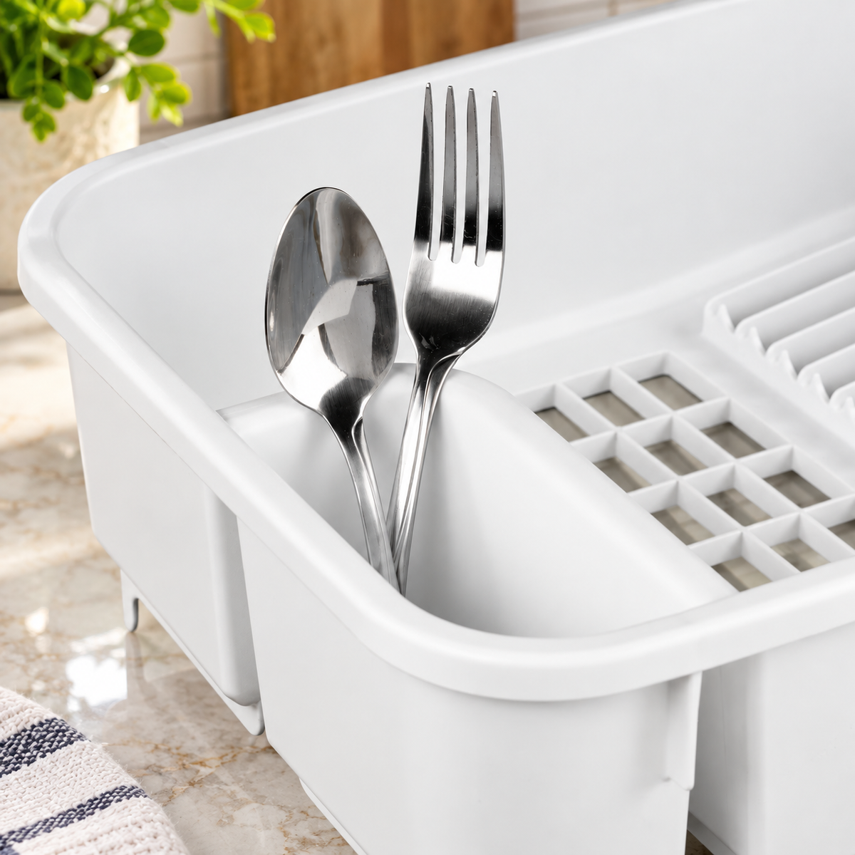 Self-Draining Dish Rack with Retractable Spout