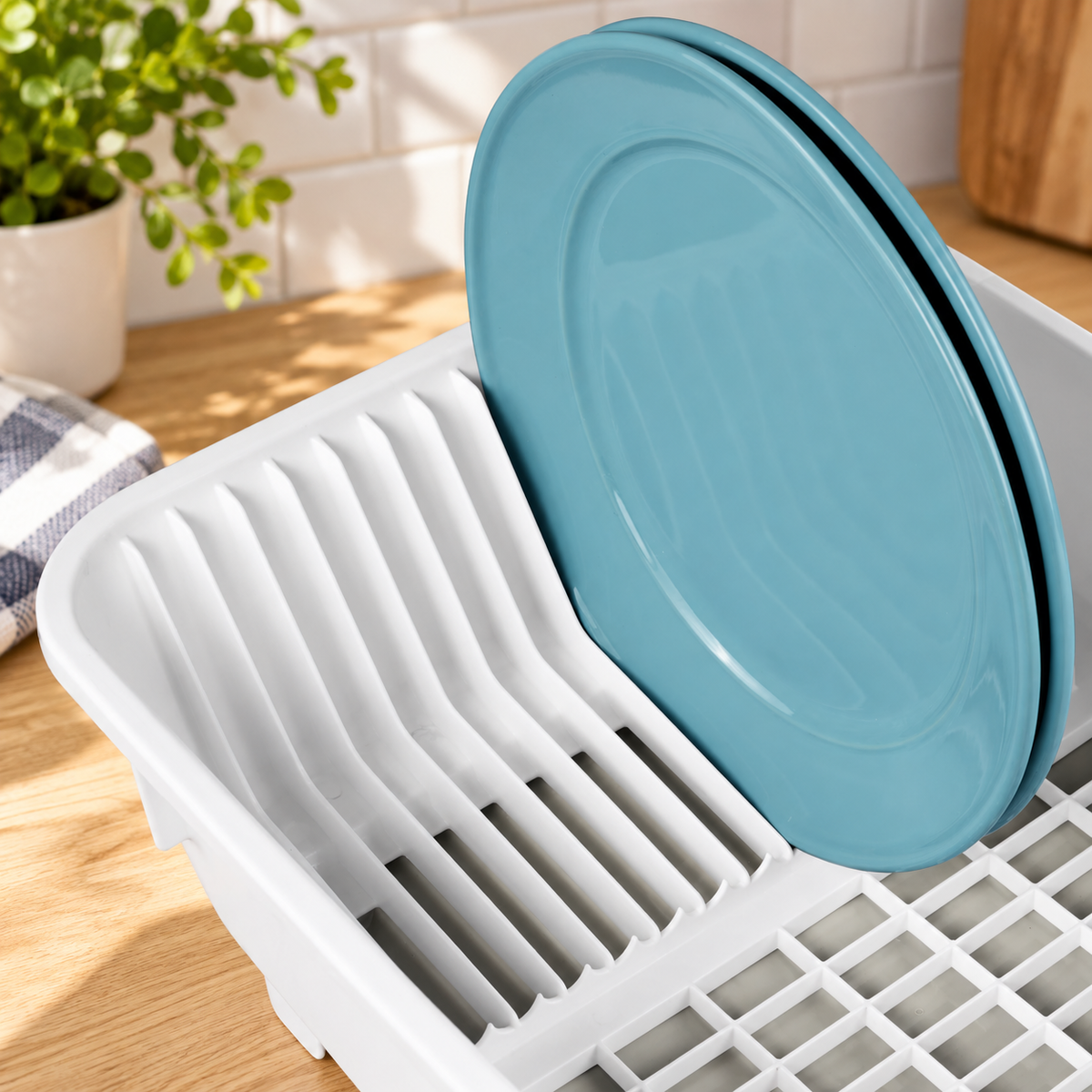 Self-Draining Dish Rack with Retractable Spout